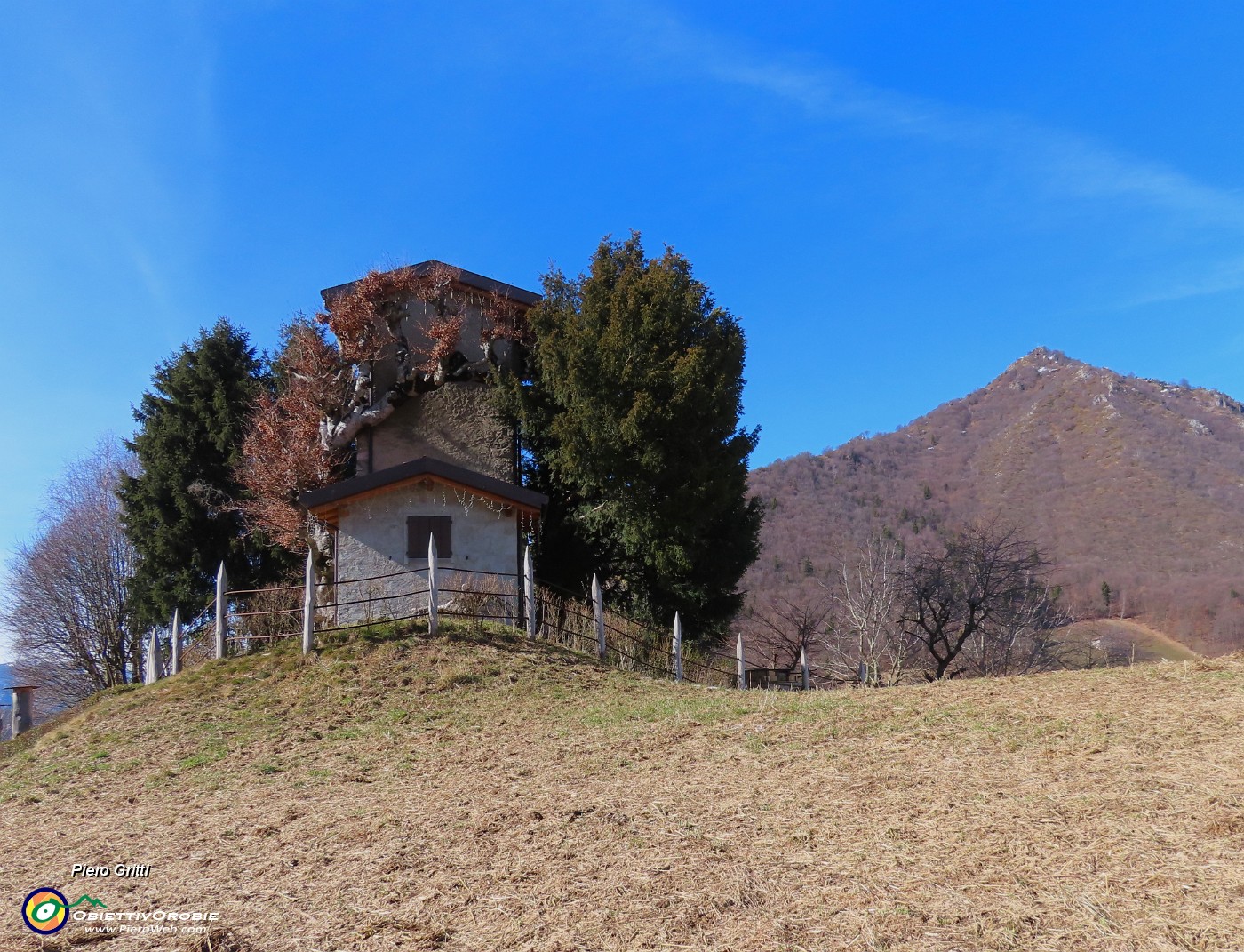03 Roccolo di Valpiana con Monte Castello.JPG